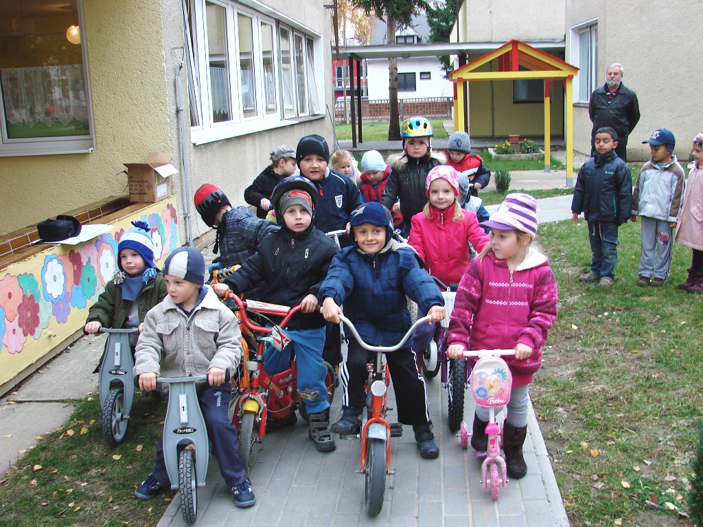 Fotogaléria Deti z MŠ Stred na dopravnom ihrisku (9) Deti z MŠ Stred na dopravnom ihrisku